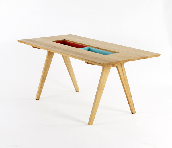 La table à manger Remix existe en 3 tailles, pour 6, 8 ou 10 personnes. Les deux compartiments centraux permettent de ranger ou présenter des éléments (objet, composition florale…). Ils peuvent être recouverts par des plateaux en bois d’un coté et en ardoise de l’autre pour que des plats chauds puissent s’y poser.  1 990 € chez Sentou.