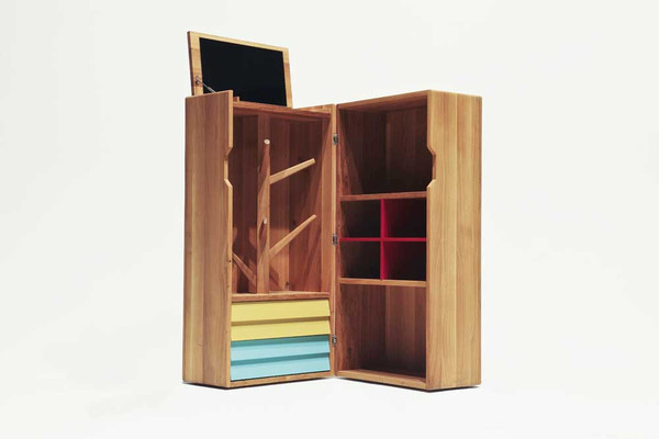 La malle Remix est le résultat d’ingénieuses associations. Lorsque les deux parties en bois s’ouvrent, on découvre des éléments uniques comme ce portemanteau à la forme de tronc. 3 990 € chez Sentou.