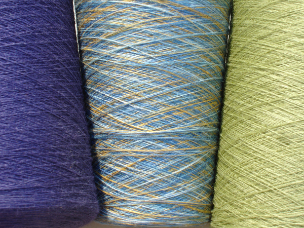 Ma teinture des fils de lin permet d'obtenir des coloris subtils et naturels