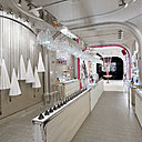 Une succession de philtres de parfumeur format XXL sont suspendus à des cordelettes de chanvre