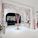 Lustre de flacons, univers blanc et rose, l'apport de 4 touches féminines est indéniable