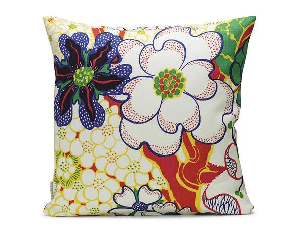 Coussin en lin épais imprimé de fleurs japonisantes, Svenskt Tenn