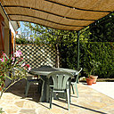 une terrasse avec une  tonnelle