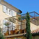 une terrasse en hauteur avec une tonnelle