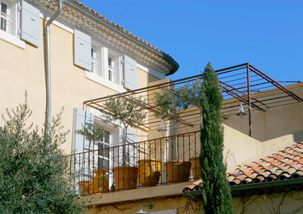 une terrasse en hauteur avec une tonnelle