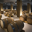 Les belles barriques de chênes attendent patiemment la mise en bouteilles