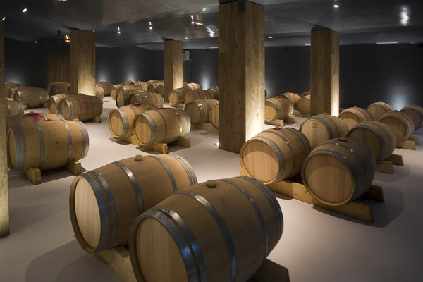 Les belles barriques de chênes attendent patiemment la mise en bouteilles