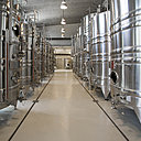 Ultra-moderne, le chai et ses immenses cuves d'inox