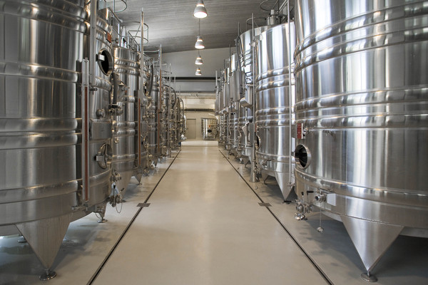 Ultra-moderne, le chai et ses immenses cuves d'inox