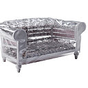 Une structure artisanale brute, enveloppée d’une simple toile de PVC. La structure portante est en bois d’hêtre, teintée en blanc dilué.