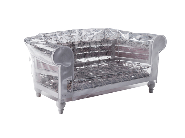 Une structure artisanale brute, enveloppée d’une simple toile de PVC. La structure portante est en bois d’hêtre, teintée en blanc dilué.