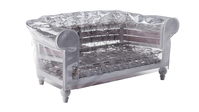 Une structure artisanale brute, enveloppée d’une simple toile de PVC. La structure portante est en bois d’hêtre, teintée en blanc dilué.