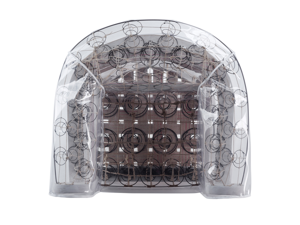 Les sangles en jute et les ressorts biconiques sont exposés fièrement. Accompagnés d’exécutions attentives, ces éléments sont ici source de beauté et de confort.