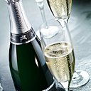 Peu dosée en sucre, la cuvée Extra Brut exhale un parfum de fleurs blanches