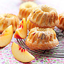 Les douces saveurs de la pêche, de la vanille et des agrumes subliment ces savarins à déguster à l’heure du goûter.