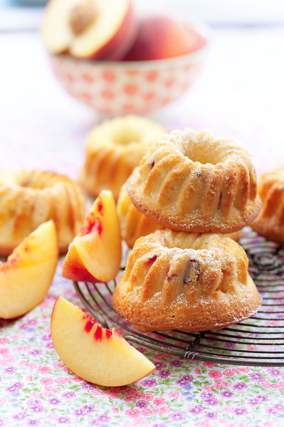 Les douces saveurs de la pêche, de la vanille et des agrumes subliment ces savarins à déguster à l’heure du goûter.