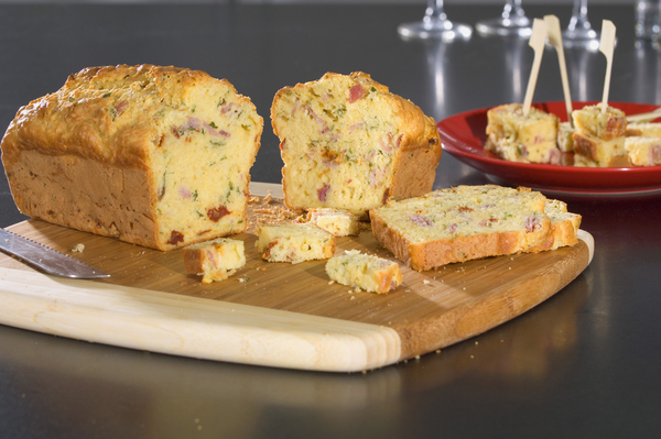 Un cake à grignoter en terrasse à l’apéritif, un soir d’été