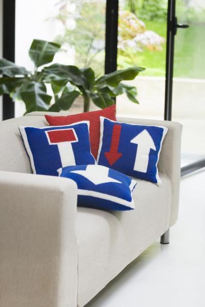 Les panneaux de signalisation s’invitent avec facétie sur vos canapés et fauteuils