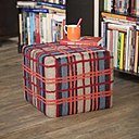 Un pouf pas banal et très couture contrastant avec chaises et fauteuils plus classiques