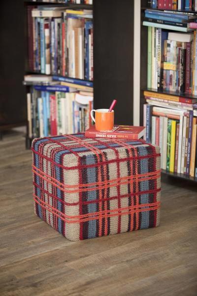 Un pouf pas banal et très couture contrastant avec chaises et fauteuils plus classiques