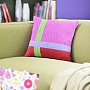 Deux branches colorées se coupent pour former une joyeuse croix sur votre coussin