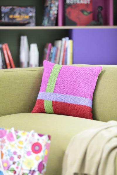 Deux branches colorées se coupent pour former une joyeuse croix sur votre coussin