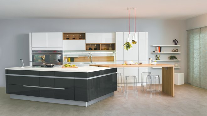 Une cuisine intelligente. Le plan de travail intègre un système de sonorisation et les meubles hauts sont équipés d’un système d’assistance électrique à l’ouverture et la fermeture. Design Marc Moreau. Sensations. Arthur Bonnet.