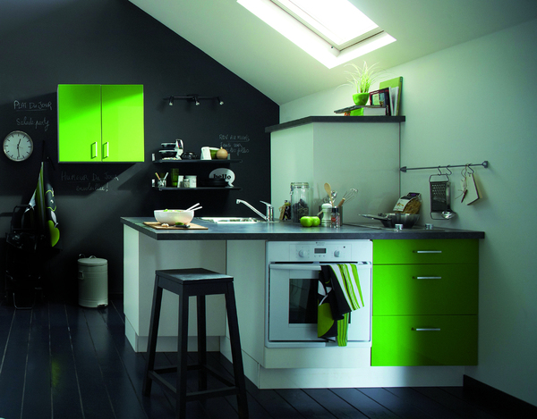 Une cuisine double face. Tous les équipements techniques sont réunis de part et d’autre de l’îlot central. Form Dolcéa. Castorama.