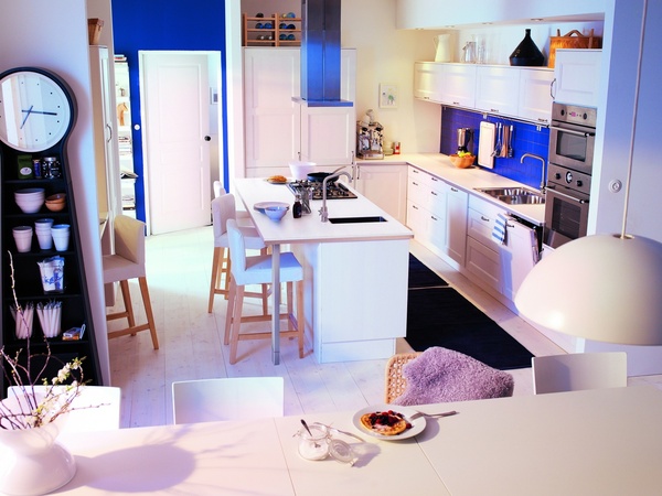 Une cuisine tout de blanc vêtue. Une touche rétro est ajoutée avec les poignées en zinc chromé. Faktum/Ramsjö. Ikéa.