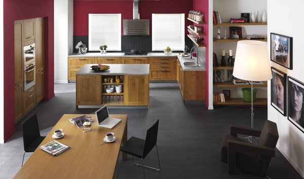 Une cuisine néo-rustique. Le chêne massif sauvage gagne en modernité grâce au duo lie de vin et ardoise. Aragon. Schmidt.