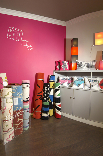 Dans une atmosphère colorée, réparti sur deux niveaux, le showroom met en scène plusieurs corners présentant ainsi toutes les gammes Happy Hours. Dès l’entrée, Happy Hours affiche sa recette pour créer « une chambre à son image»