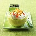 La crème anglaise singulièrement teintée de vert donne à ce dessert son allure originale