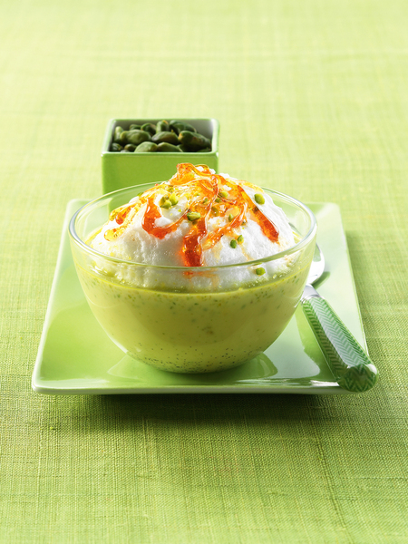 La crème anglaise singulièrement teintée de vert donne à ce dessert son allure originale