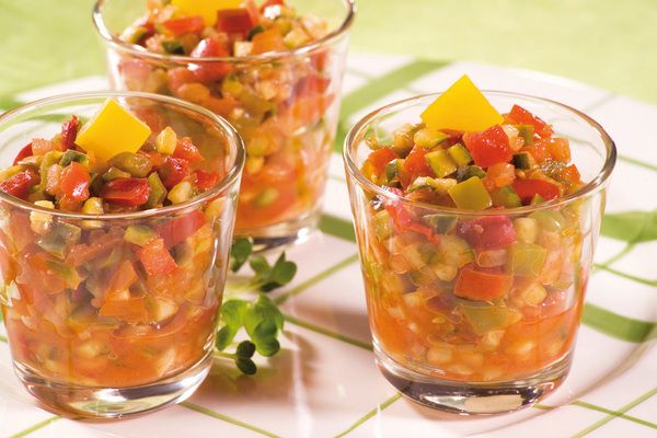 De menus dés de légumes bigarrés qui donnent des couleurs à une table