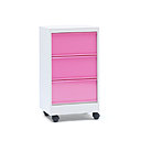 Un rangement d’appoint à roulettes. En métal brut verni brillant. 41 x 34 x H 68 cm. Design Xavier Pauchard. A partir de 225 €. Classeur à clapets CC3. Presona Grata.