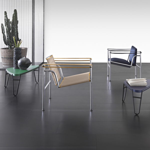 Dans les deux versions, la structure reste inchangée, mais offre de nouvelles possibilités d’expression grâce à l’utilisation de matériaux et de couleurs alternatifs.