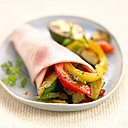 Faciles à déguster lors d’un pique-nique estival, ces cornets de jambon aux légumes s’emportent partout