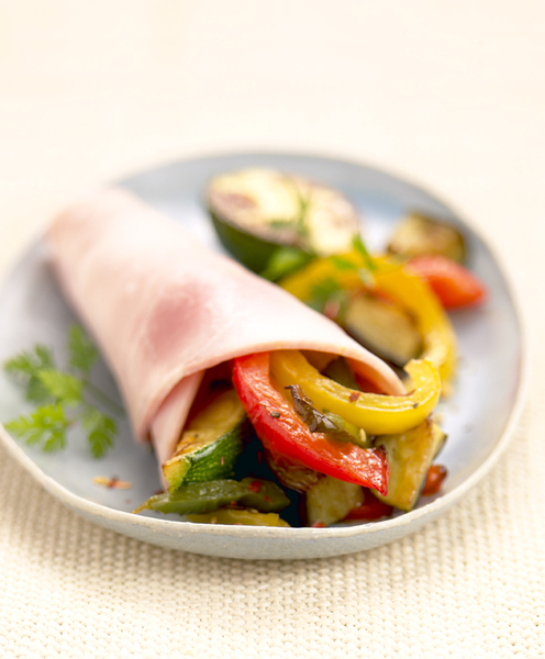 Faciles à déguster lors d’un pique-nique estival, ces cornets de jambon aux légumes s’emportent partout