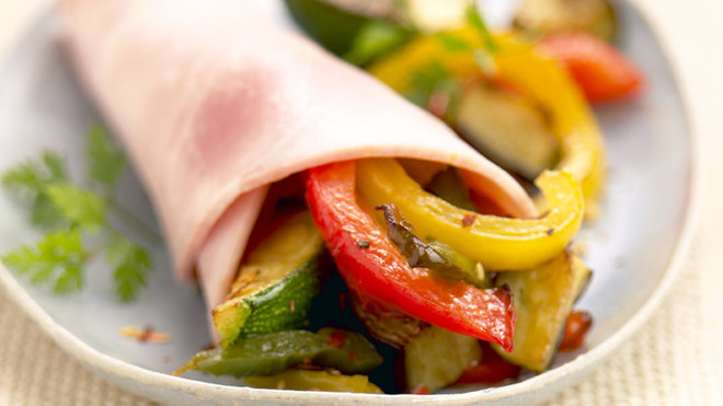 Faciles à déguster lors d’un pique-nique estival, ces cornets de jambon aux légumes s’emportent partout