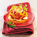Une timbale raffinée de boudin blanc et de légumes colorés