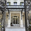 Le Shangri-La, en lieu et place de l'ancien palais Iéna ayant été l’habitation du Prince Roland Bonaparte, petit-neveu de Napoléon 1er