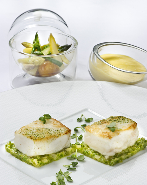Le turbot façon Abeille, parfaitement cuit sur son lit d'asperges