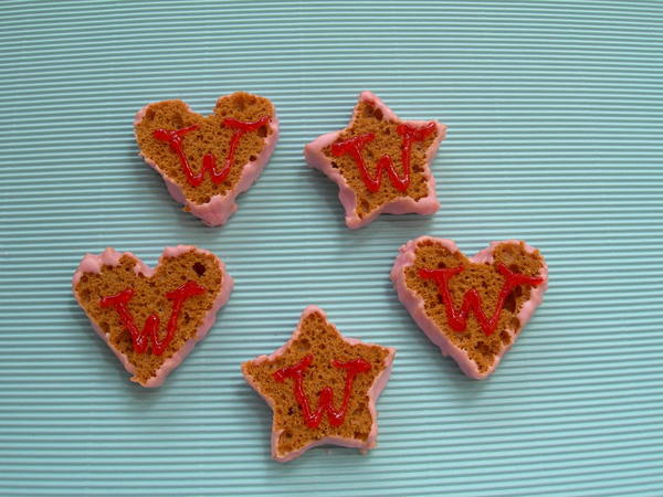 Coeurs et étoiles en pain d'épices