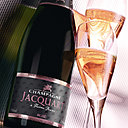 Raffiné, Jacquart assortit des teintes dorées, rosées, argentées ou crayeuses en harmonie avec chaque cuvée