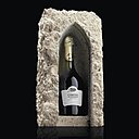 Hommage à la cathédrale de Reims chez Taittinger qui glisse sa bouteille dans une pierre sculptée ; 100 exemplaires seulement qui seront vendus aux enchères
