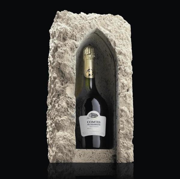 Hommage à la cathédrale de Reims chez Taittinger qui glisse sa bouteille dans une pierre sculptée ; 100 exemplaires seulement qui seront vendus aux enchères