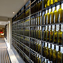 Mur de bouteilles dans le couloir d'accès aux paillottes