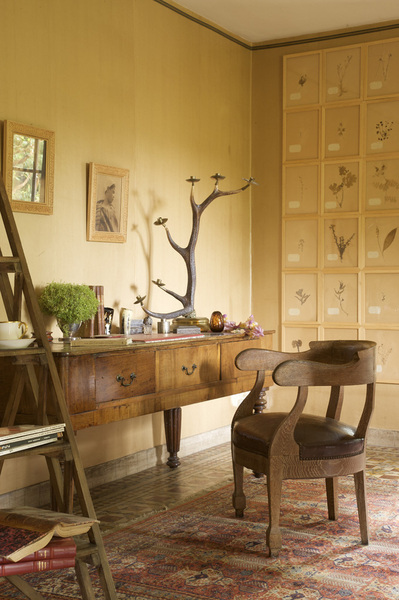 Le coin bureau prend des allures d’un cabinet de curiosités ; un herbier du XIXème détourné en panneau vient décorer le mur, devant un fauteuil familial, un bureau chiné au Village Notre Dame, posés dessus, une collection personnelle d’objets et un bougeoir rapporté du Souk de Tanger.