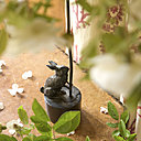 Perdue au milieu de la glycine, une sculpture lapin, Lieux.