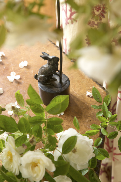 Perdue au milieu de la glycine, une sculpture lapin, Lieux.